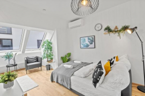 Paid Parking - 1 Minute to Public Transport - 3 Min to Supermarket and Pharmacy